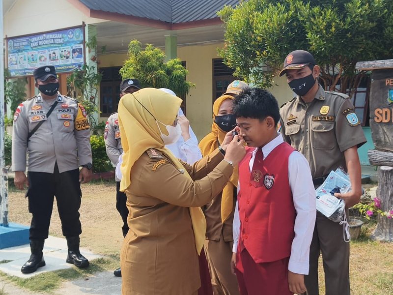 Satpol PP Anambas Sosialisasikan Bahaya Polusi Asap dan Bagikan Masker kepada Pelajar di Jemaja Timur