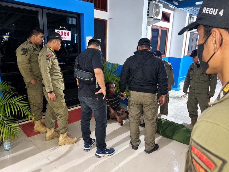 Satpol PP Banjar Tindaklanjuti Laporan Dua ODGJ di Kantor Kecamatan Kertak Hanyar
